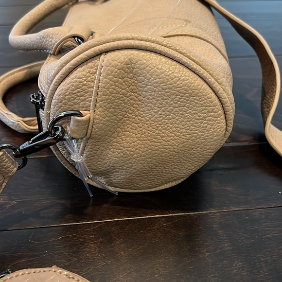 Like dreams barrel bag NWOT - Picture 3 of 11